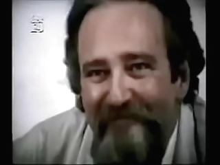 ladyboy es atado y follado por una maquina sexual, en una habitacion bdsm